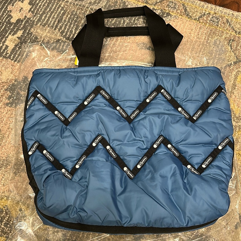 Lesportsac x Peanuts zig-zag puffy tote